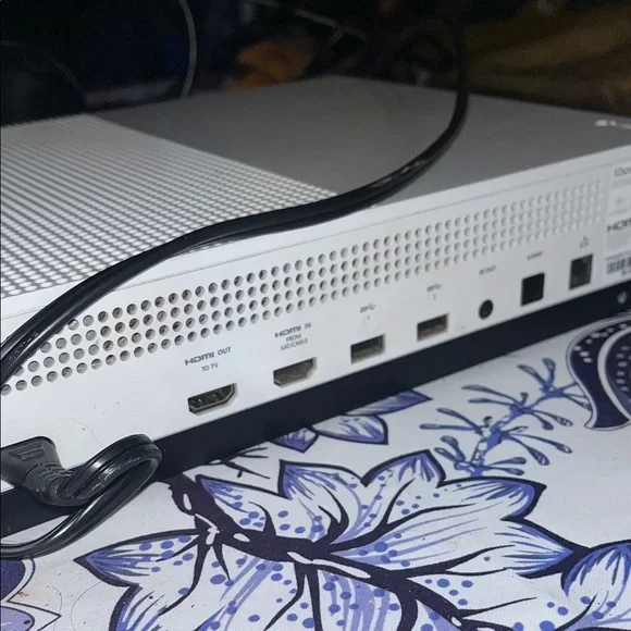 Xbox One White One S Console Barley Used - Picture 3 of 9